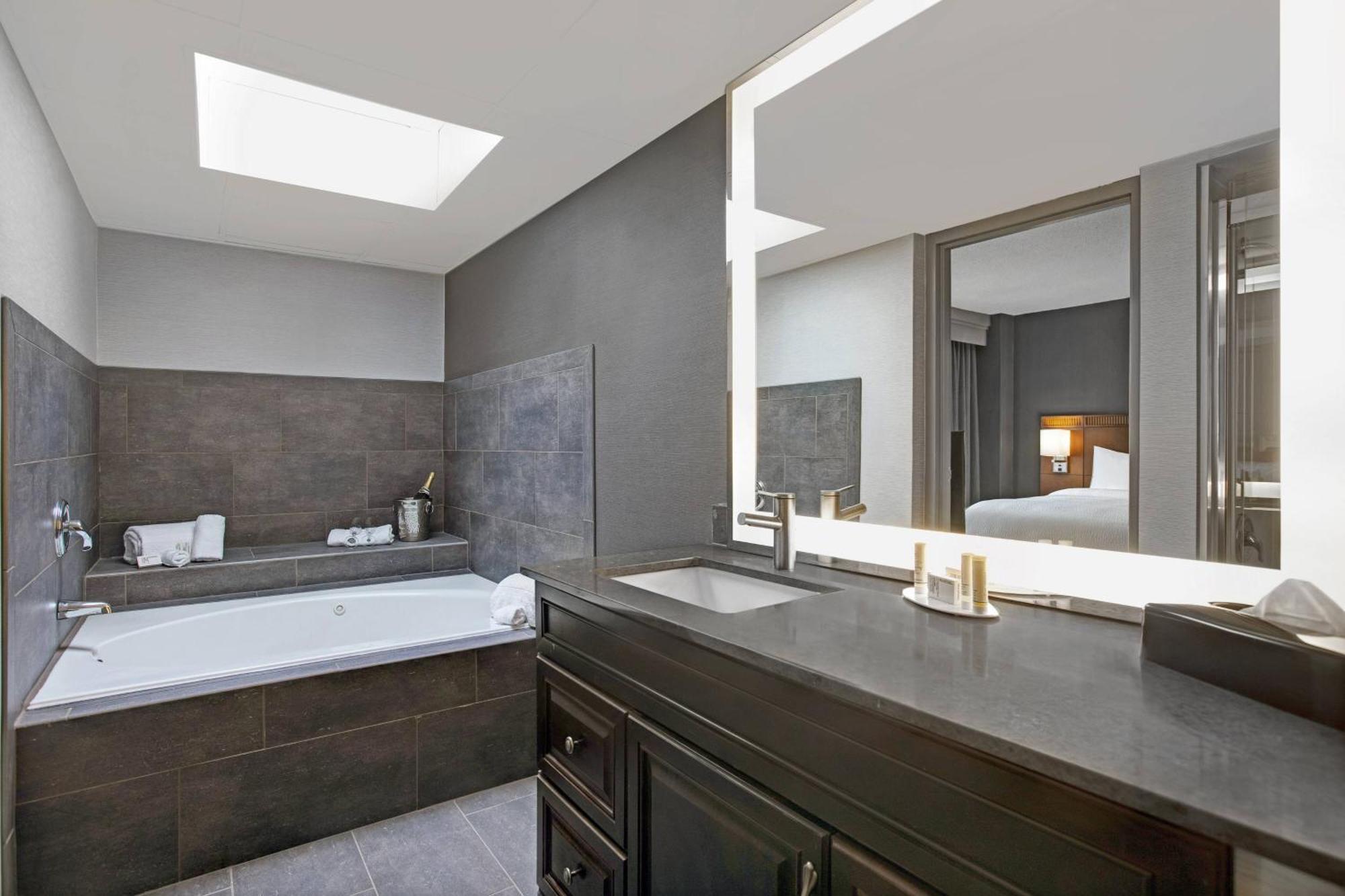 Courtyard Chicago Elmhurst/Oakbrook Area Esterno foto